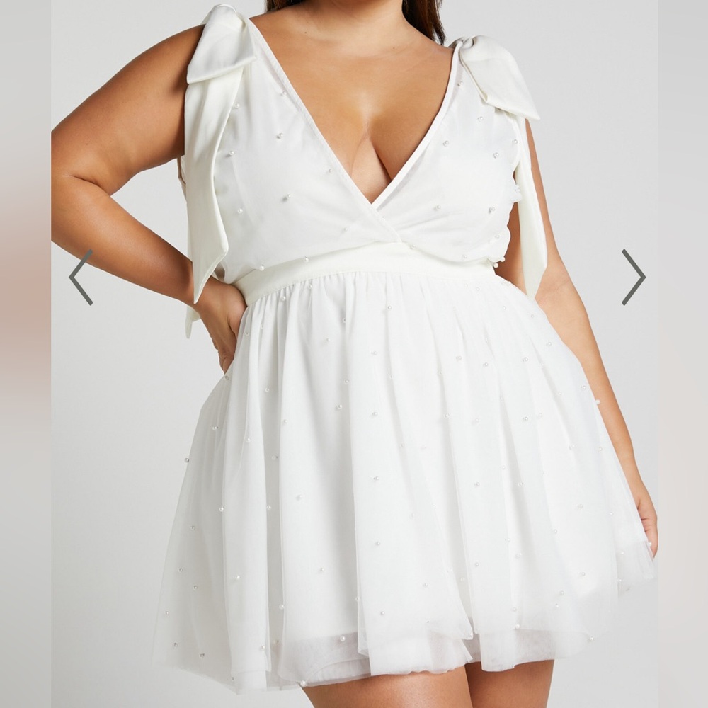 Elegant White Sleeveless Dress